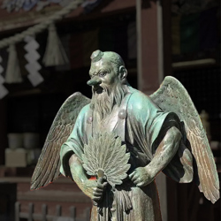 статуя стража в храме