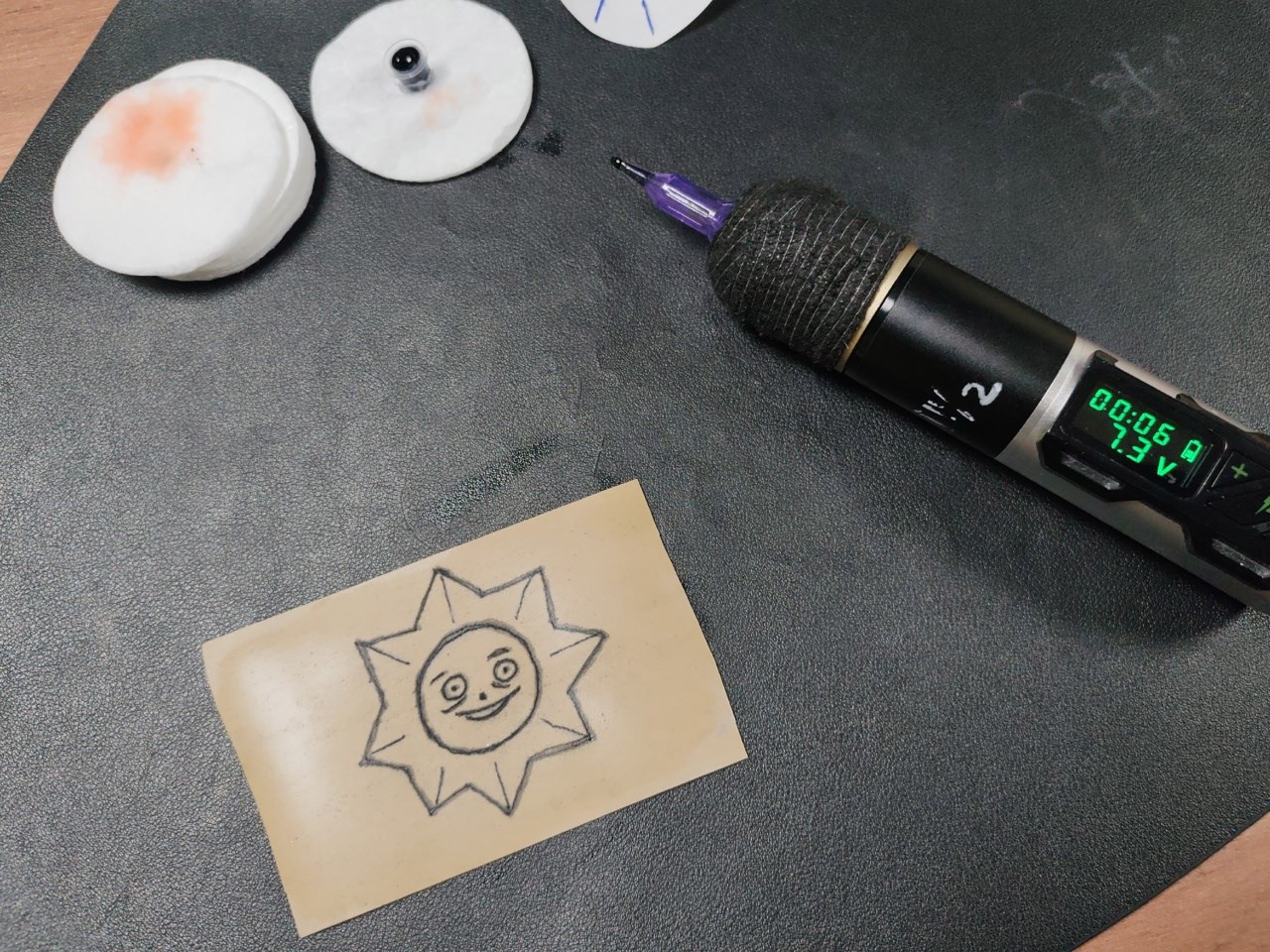 Обложка произведения Мастер-класс по татуировкам в Питере: погружение в мир комикса Маринетт Мортем «Асоциальное общество»