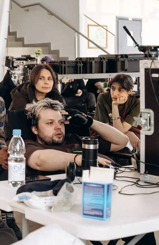 Обложка произведения «Нейровася» глазами голоса нейросети Маринетт Мортем: скрипт-менеджера и студенткой режиссуры