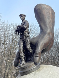 Пешка. Памятник...