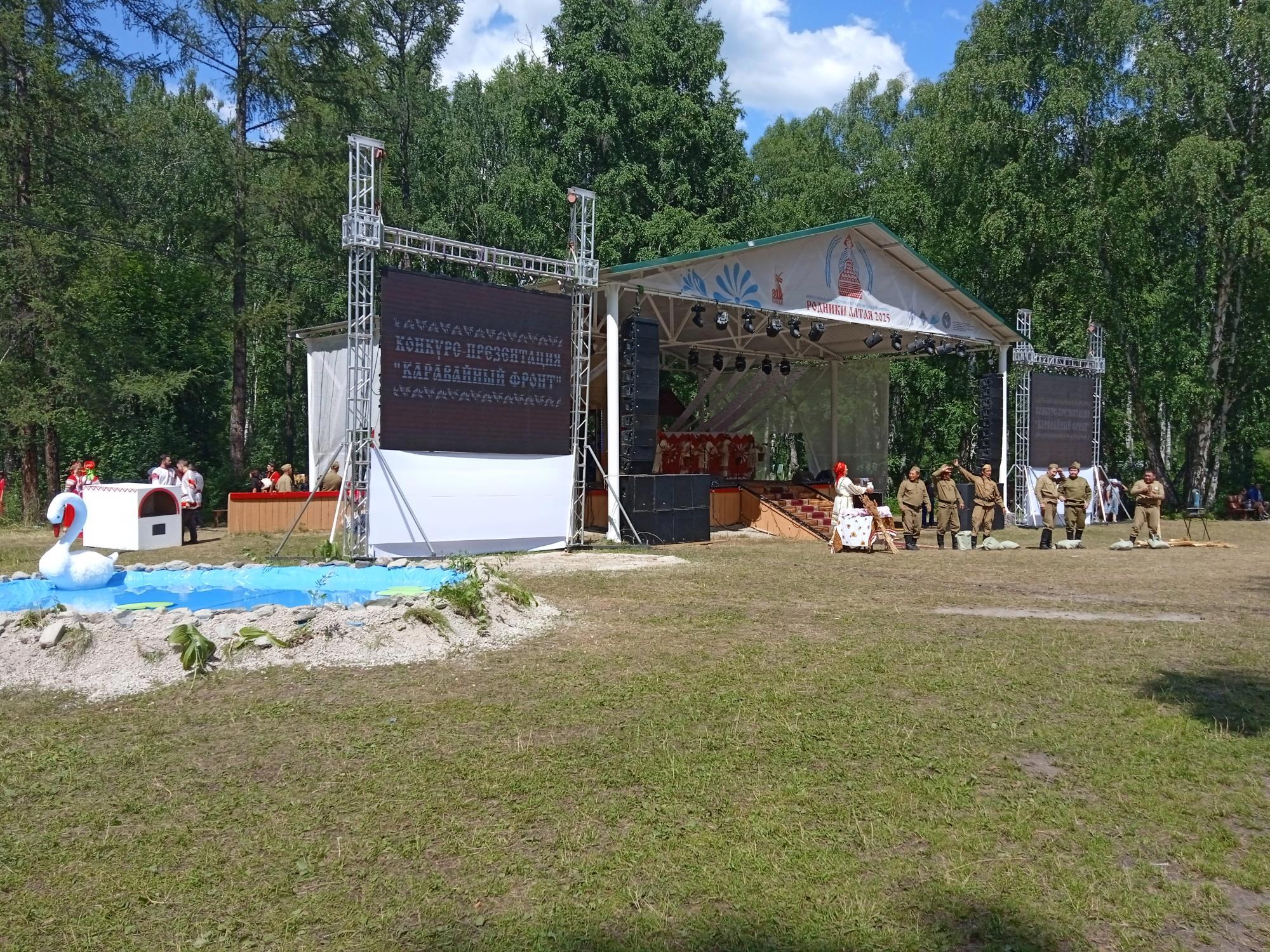 Главная сцена и душа фестиваля: «Каравайный фронт» - Виктор Агеев-Полторжицкий