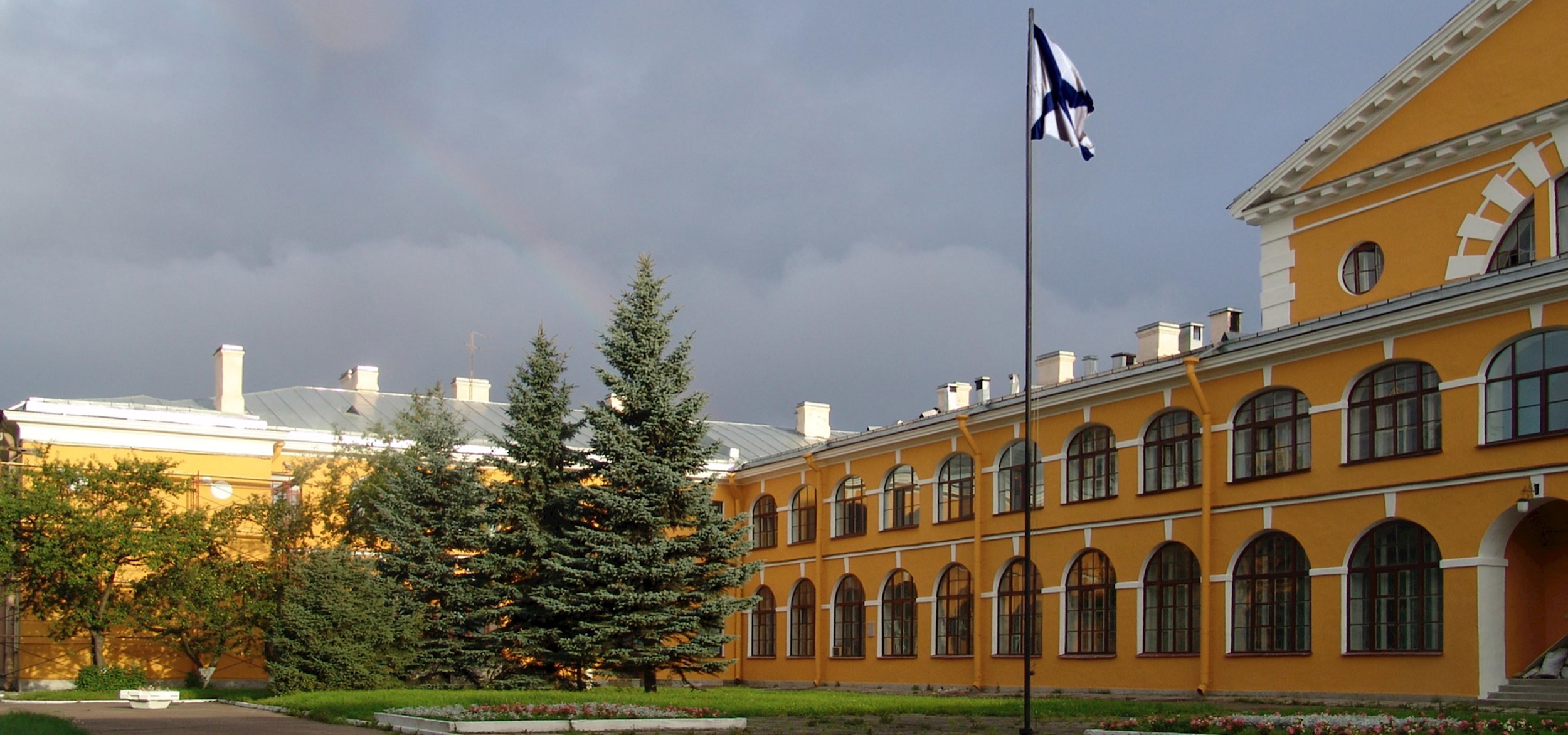 Обложка книги «К 90-летию НИИ кораблестроения и вооружения ВМФ»