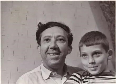 Обложка книги «Жизни великих: Максим Никулица "Сохранить традиции — значит не только почитать прошлое, но и адаптировать Сарапул»