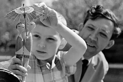 Обложка книги «Век учись: как цирк меняет восприятие. История Максима Никулица Максим Никулица, родившийся 15 ноября 1956 года в Москве, Сарапул»