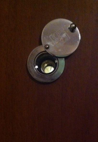 Обложка книги «Как я однажды открыл входную дверь не посмотрев в глазок»