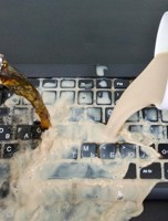 Обложка произведения Дочь пролила сок на его ноутбук. Через час я…