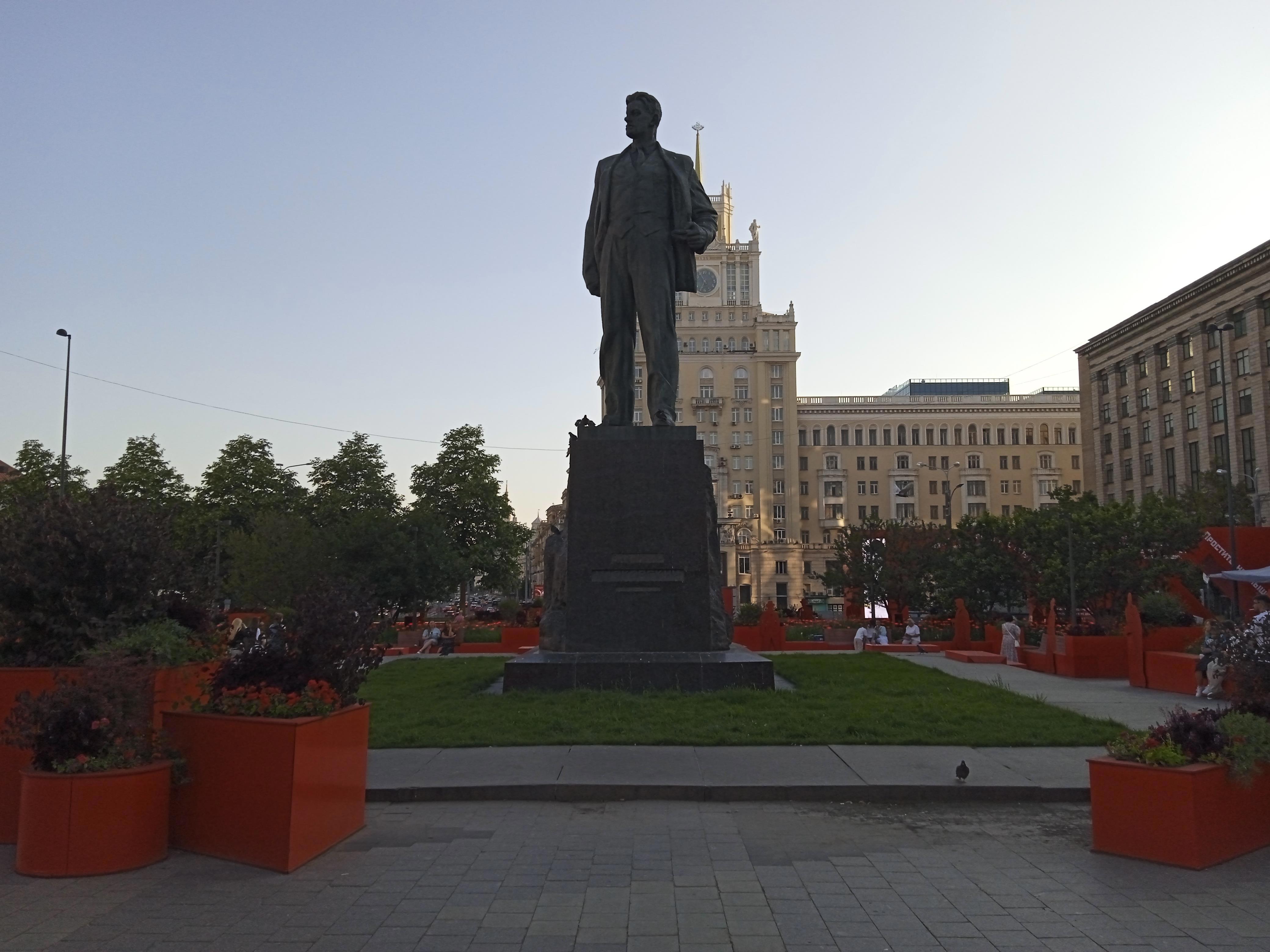 Площадь Маяковского: где ритм города становится поэзией - Виктор Агеев-Полторжицкий