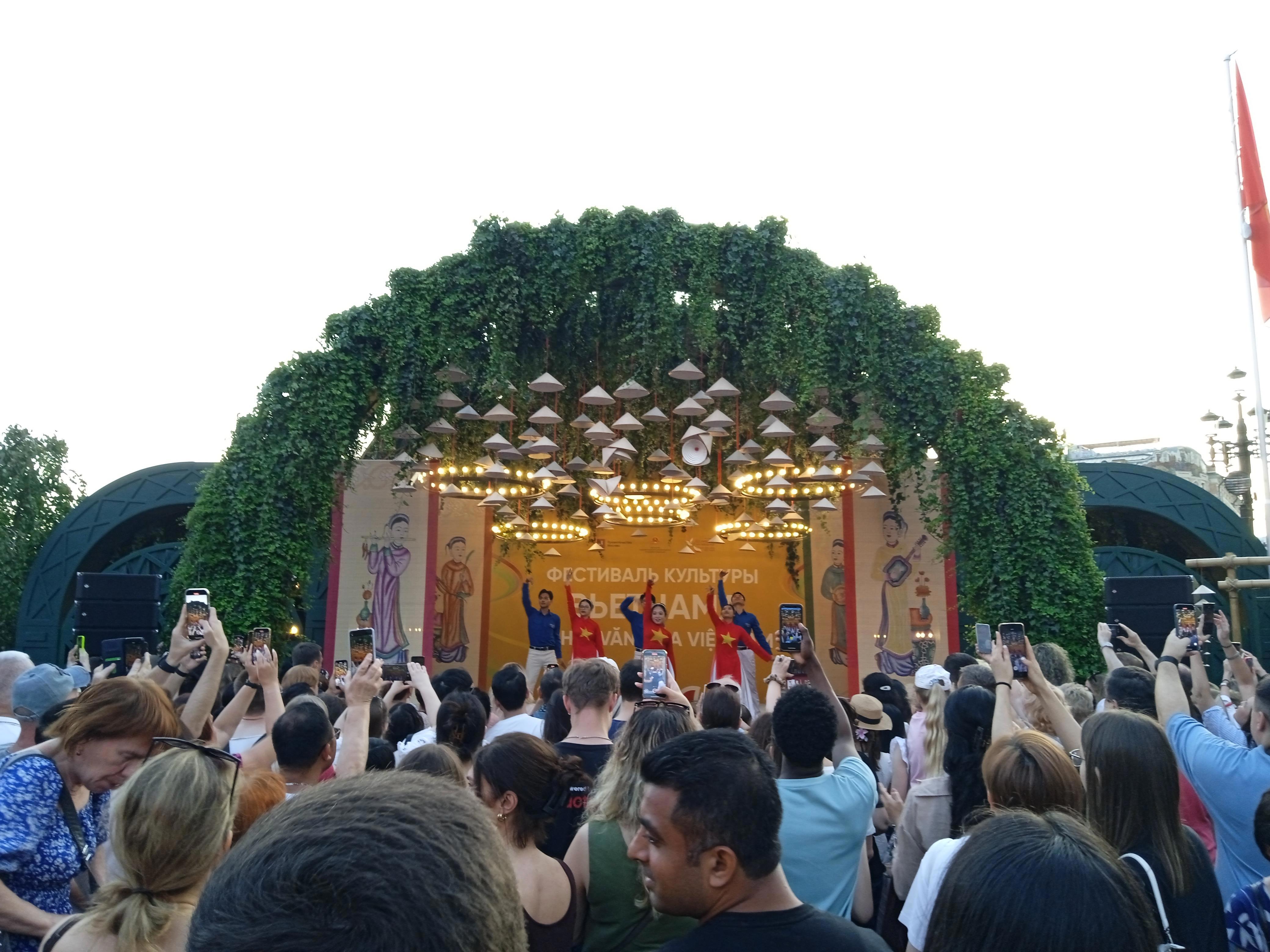 Москва. Фестиваль Вьетнама: где древний ритуал становится диалогом на Манежной - Виктор Агеев-Полторжицкий